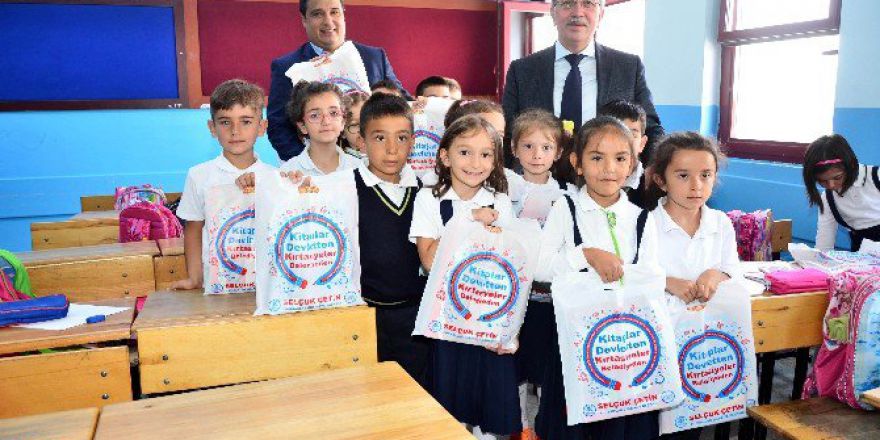 Pursaklar Belediyesi 26 Bin Öğrenciye Kırtasiye Paketi Dağıttı