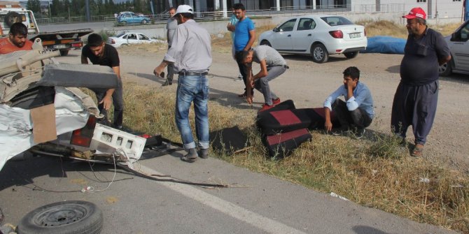 Hurdaya dönen aracın başında dakikalarca bekledi