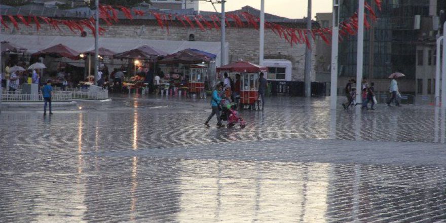 Taksim’de Vatandaşlar Yağmura Hazırlıksız Yakalandı