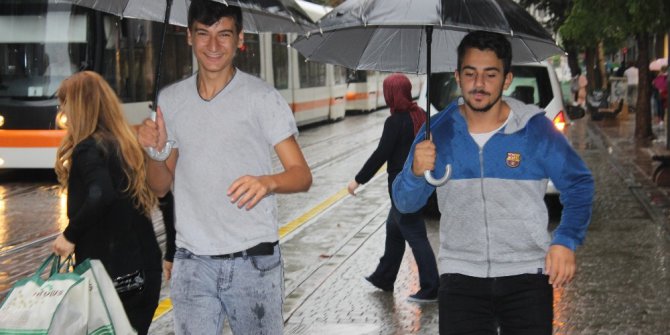 Mesai çıkışı bastıran yağmur hazırlıksız yakaladı
