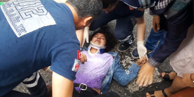 Yolun karşısına geçmeye çalışan genç kıza otomobil çarptı