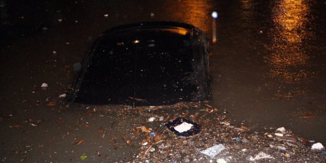 Ereğli’de otomobiller sular altında kaldı