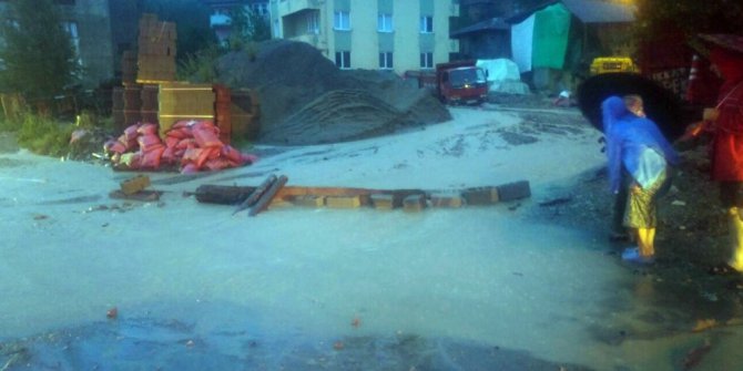 Kastamonu’da sel nedeniyle araçlar yolda mahsur kaldı