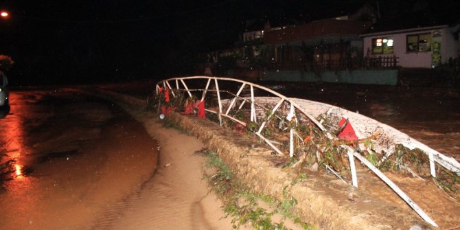 Zonguldak’ta dere taştı, köprü yıkıldı