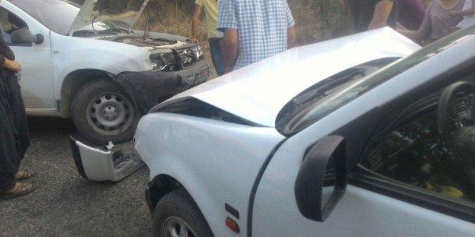 İki otomobil kafa kafaya çarpıştı: 5 yaralı