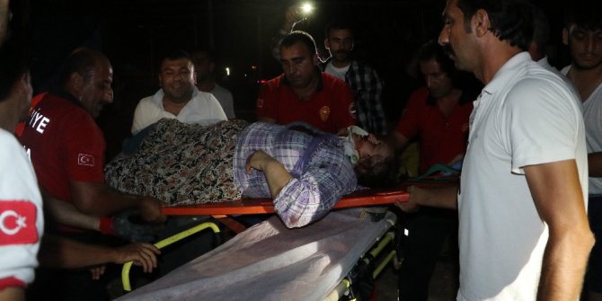 Adana’da hafif ticari araç ile otomobil çarpıştı: 1’i ağır 4 yaralı