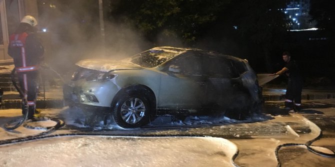 Kağıthane’de park halindeki lüks otomobil kundaklandı