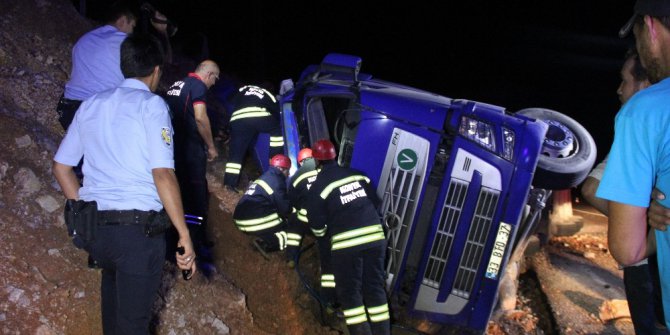 Emniyet kemeri takmayan sürücü tır altında sıkıştığı yerden 2 saatte kurtarıldı