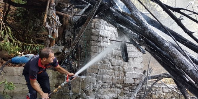 Kimliği belirsiz kişiler tahta köprüyü yakıp kaçtı