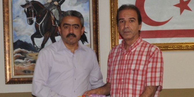 Yazar Osman Girgin, Başkan Alıcık’a yeni kitaplarını sundu