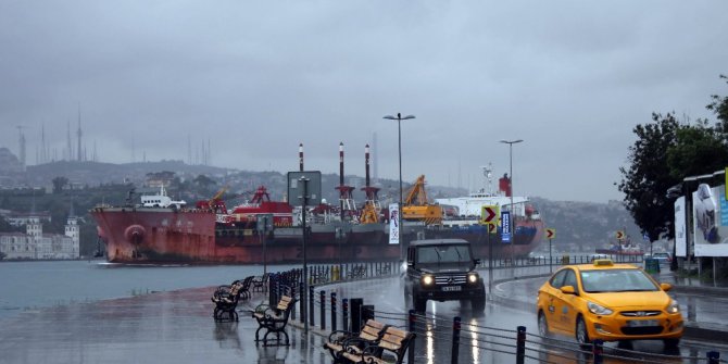 İstanbul Boğazı’nda ilginç görüntü