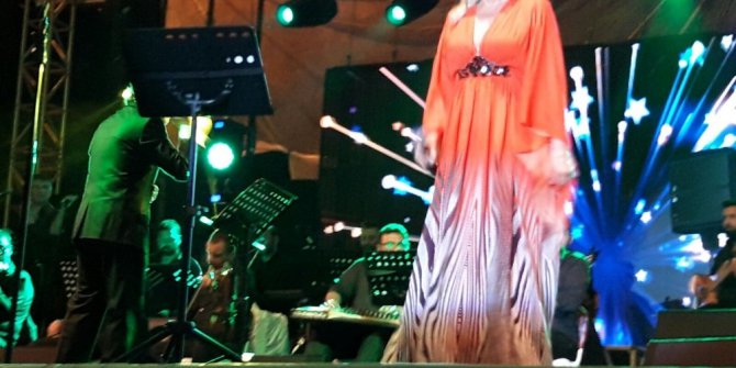Muazzez Ersoy’dan Erdek’te müthiş konser