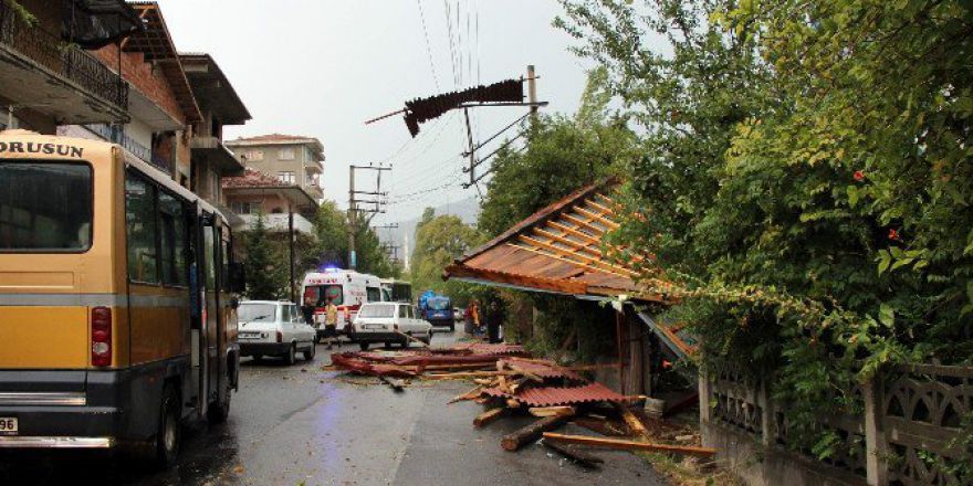 Fırtına Çatıları Uçurdu, Ağaçları Yıktı