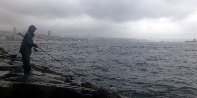 Sağanak balıkçılara yaradı, Boğaz’da oltalar saniyeler içerisinde doldu