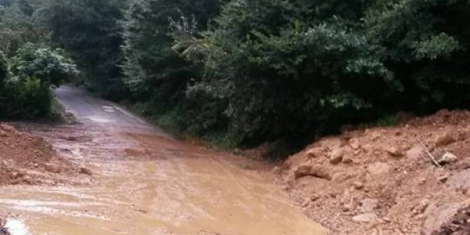 Akçakoca’da köy yollarında heyelan