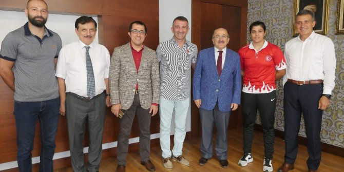 Şampiyon boksörden  Başkan Gümrükçüoğlu’na altın madalya sözü