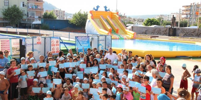 Silifke’de minik yüzücüler sertifikalarını aldı