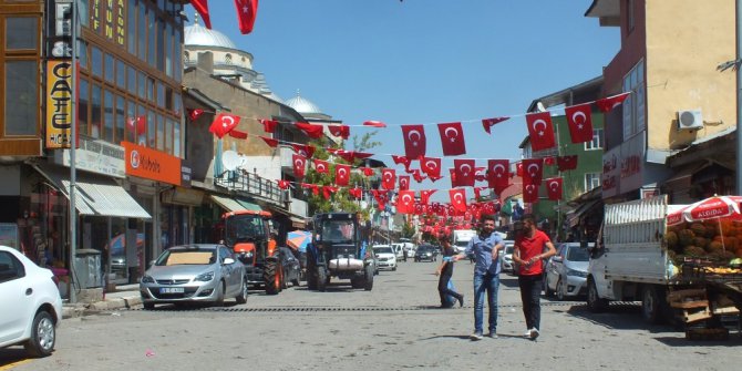 Cumhurbaşkanı Erdoğan için ilçe bayraklarla süslendi