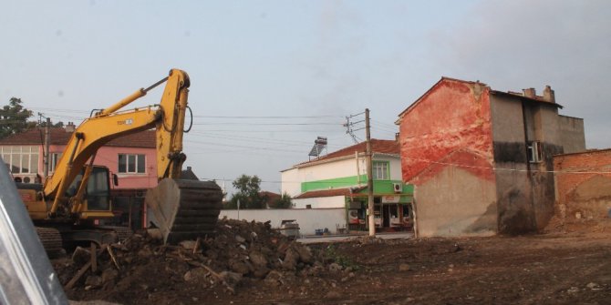 Kamulaştırılan ev ve işyerleri yıkıldı