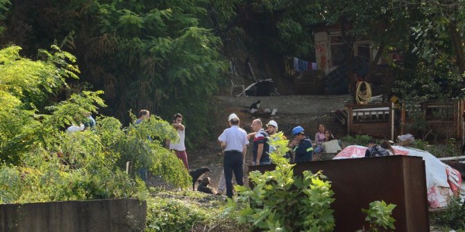 Ekipler, heyelan riski nedeniyle evlerin boşaltıldığı bölgede