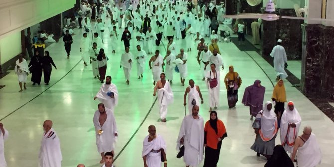 Hacı adayları cennet bahçesinde namaz kılmak için yarıştı
