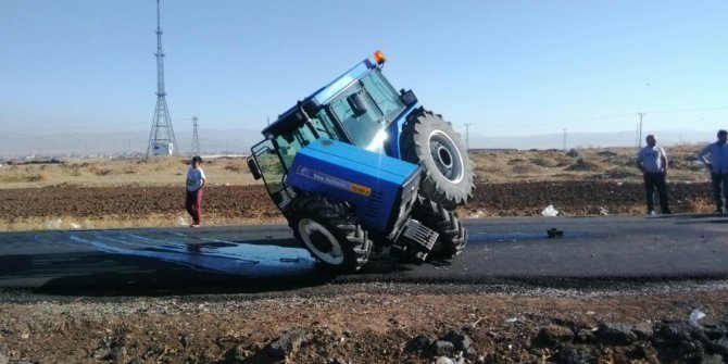 Kamyona çarpan traktör ortadan ikiye bölündü