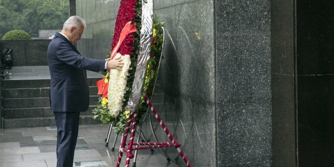 Başbakan Yıldırım, Vietnam’ın ilk başkanının mozolesini ziyaret etti
