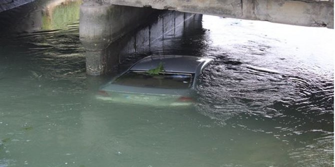 Adana’da otomobil sulama kanalına düştü