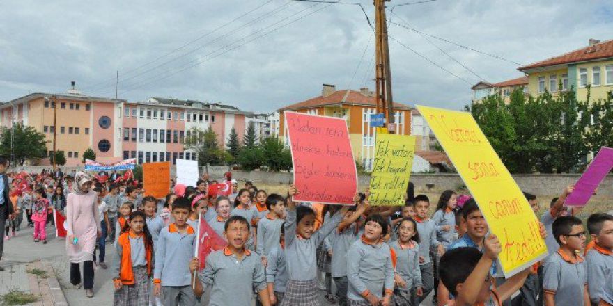 Sorgun’da Minik Öğrenciler Demokrasi Şehitleri İçin Yürüdü