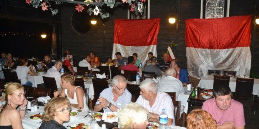 Ayvalıklı 10’lar Grubu’ndan Dayanışma Yemeği