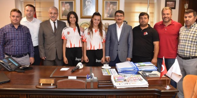 Şampiyonlar Başkan Çelik’i ziyaret etti