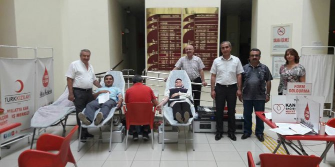 Sağlık çalışanlarından kan bağışı