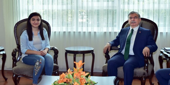 Bakan Yılmaz, tıp fakültesini kazanan meslek lisesi mezunu Nuriye Kalkmaz’ı kabul etti