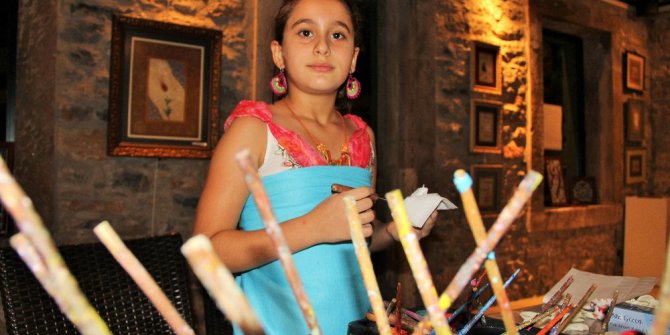 3 yaşında ebru ile tanıştı, 9 yaşında sergi açtı