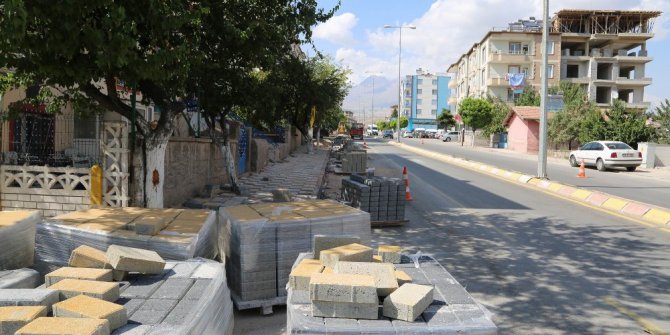 Aşık Seyrani Caddesinde yaya yolu çalışmaları devam ediyor