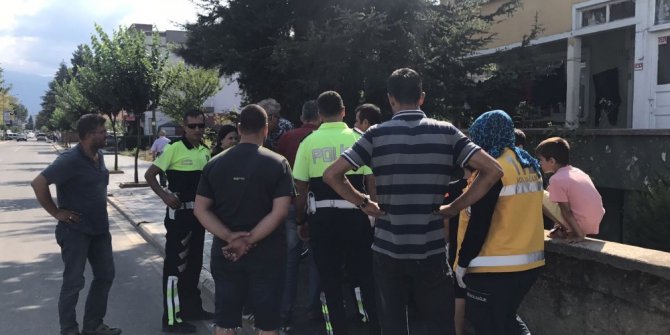 Bisikleti ile yola fırladı soluğu hastanede aldı