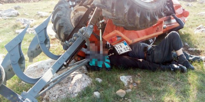 Sürücü devrilen traktörün altında kaldı