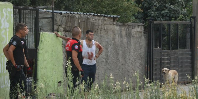 Elinde bıçakla sokak ortasında dehşet saçtı