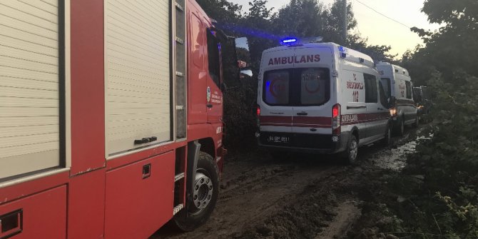 Traktör devrildi, baba ile oğlu yaralandı