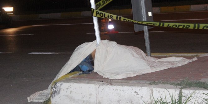 Kontrolden çıkan motosiklet otomobile çarptı: 1 ölü, 1 ağır yaralı