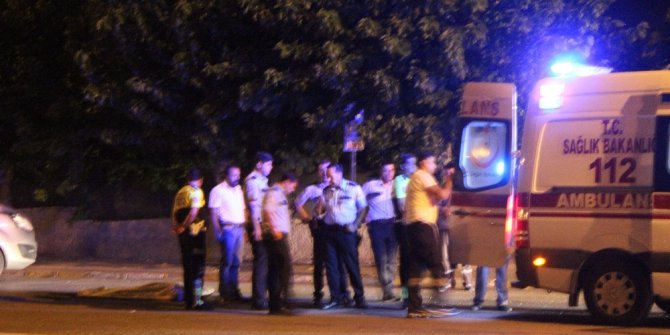 Genç sürücü refüje çarpan otomobilinin camından dışarı fırladı: 1 ölü