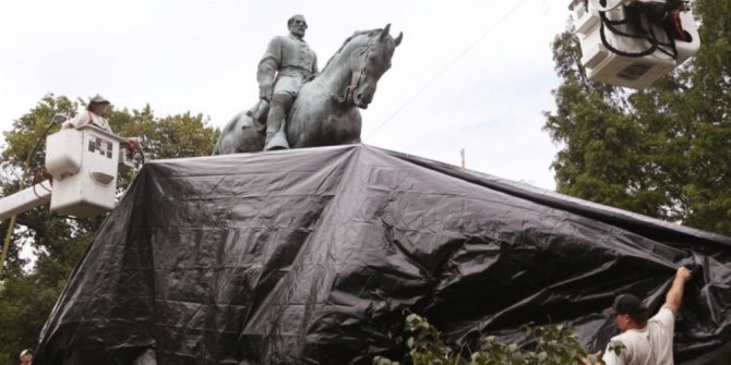 ABD’de general heykelleri siyah örtüyle kapatıldı