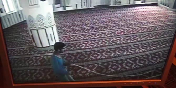 Vicdansız cami hırsızı kameraya böyle yakalandı...
