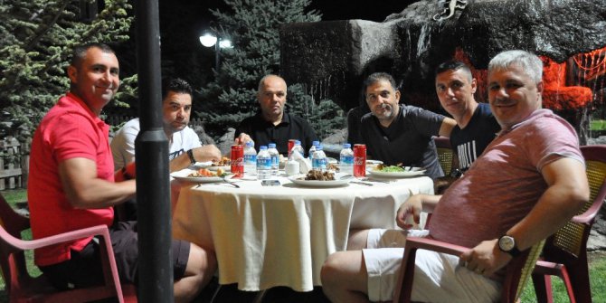Sarı-kırmızılı ekip mangal partisinde bir araya geldi
