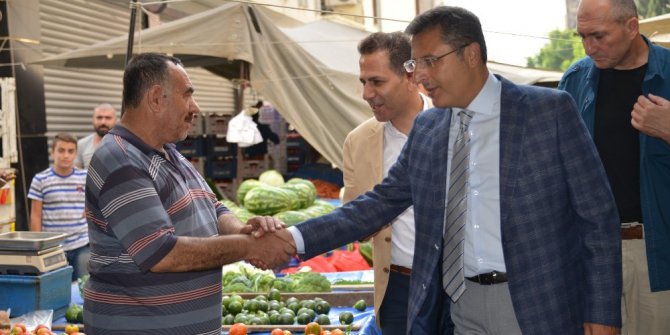 Başkan Pamuk, pazarcıların sorunlarını dinledi