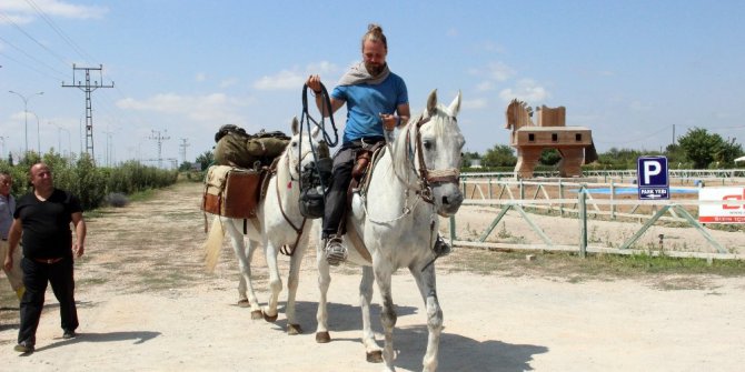 Polonya’dan Kudüs’e at sırtında hac yolculuğu
