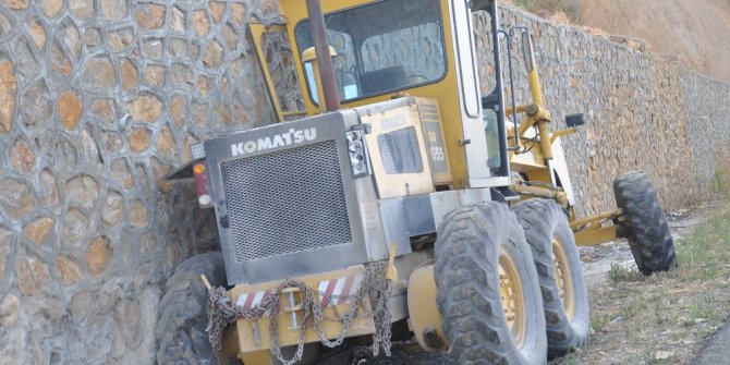 İstinat duvarına çarpan greyder sürücüsü öldü