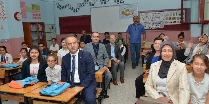 İnegöl Belediyesi’nden Öğrencilere Kırtasiye Seti