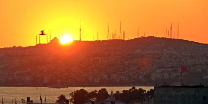 İstanbul’da gün doğumu kartpostallık görüntülere sahne oldu