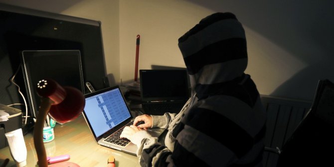 Geceleri bilgisayar ışığına maruz kalmak dengesiz uyku sebebi